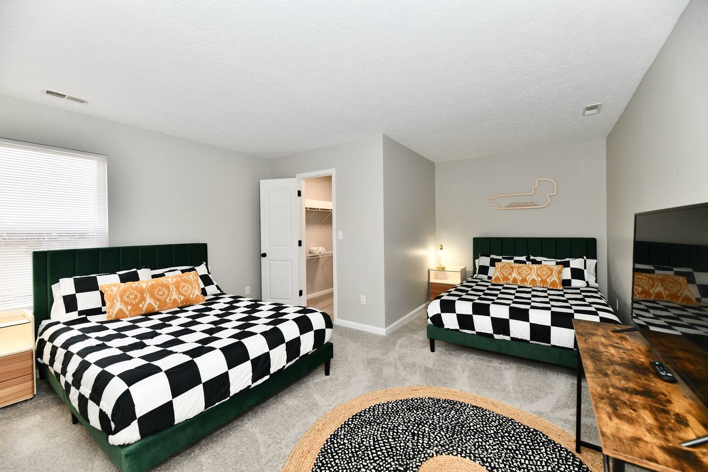 10 mins to Downtown! Spacious! Host 12+ in Indy!