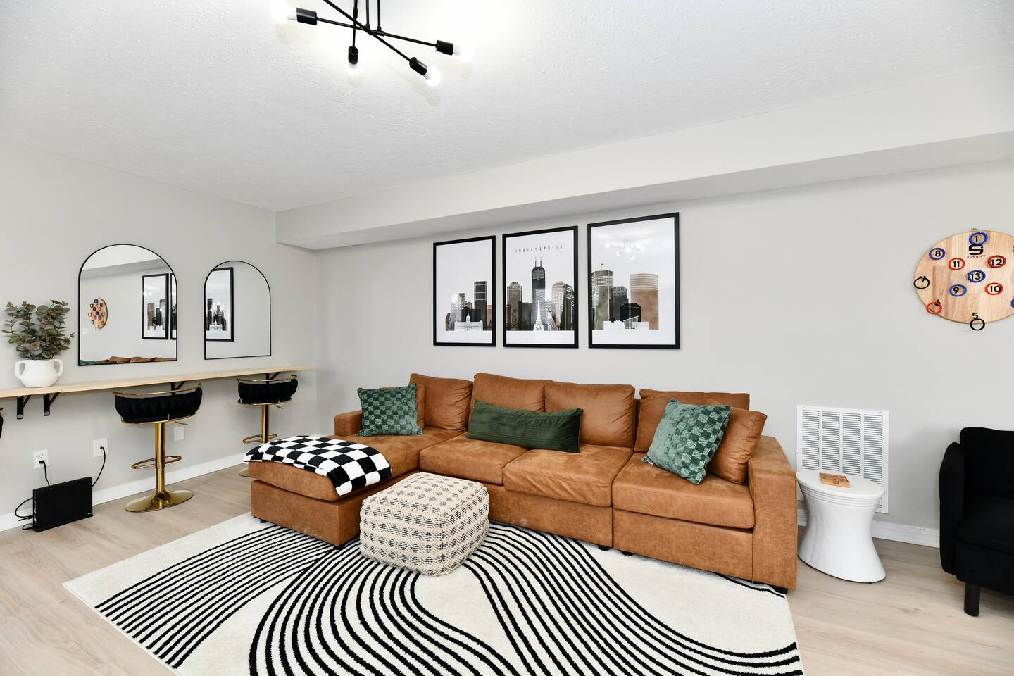 10 mins to Downtown! Spacious! Host 12+ in Indy!