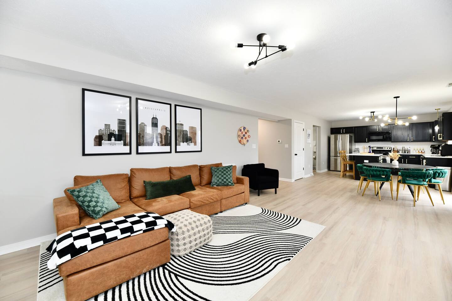 10 mins to Downtown! Spacious! Host 12+ in Indy!