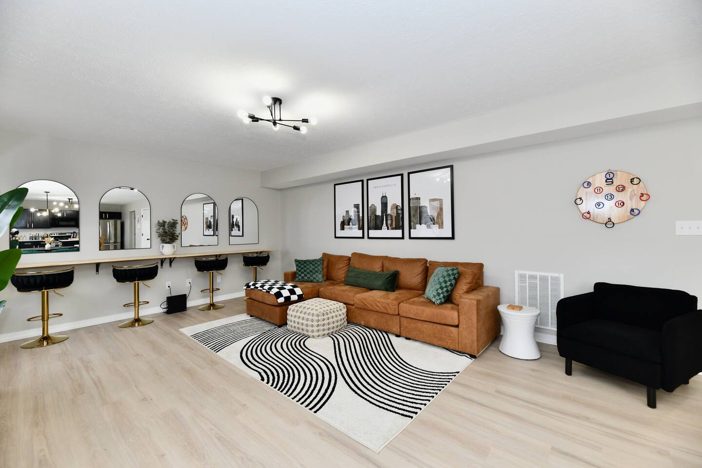 10 mins to Downtown! Spacious! Host 12+ in Indy!