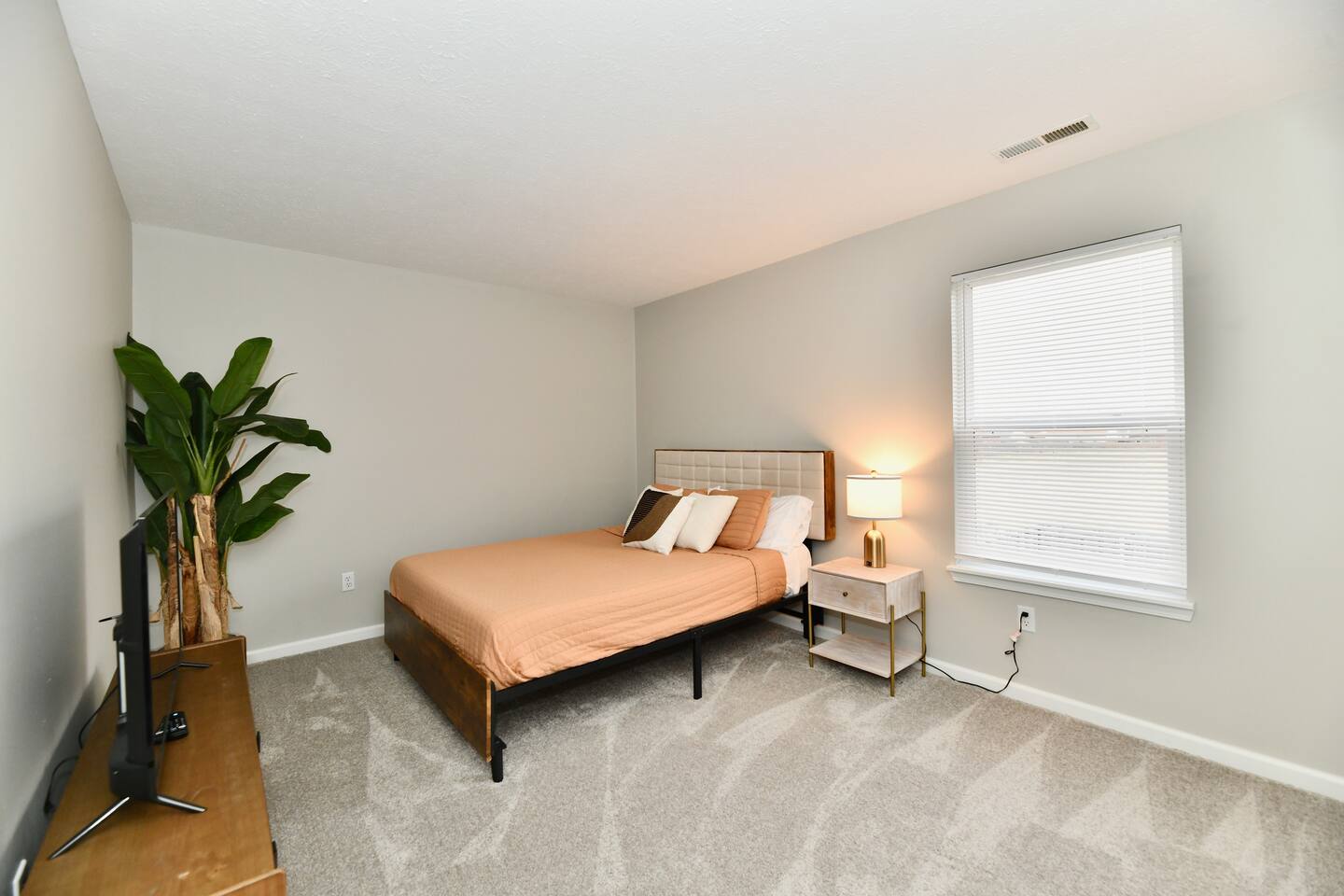 10 mins to Downtown! Spacious! Host 12+ in Indy!