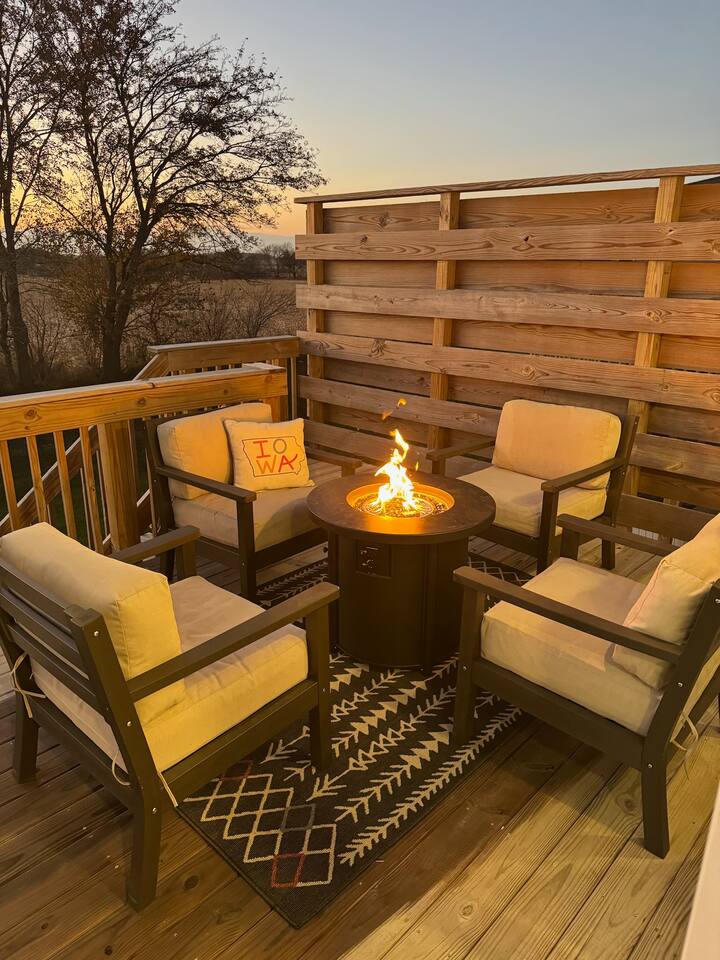 NEW Near UNI Spotless and Charming Giddyup Getaway