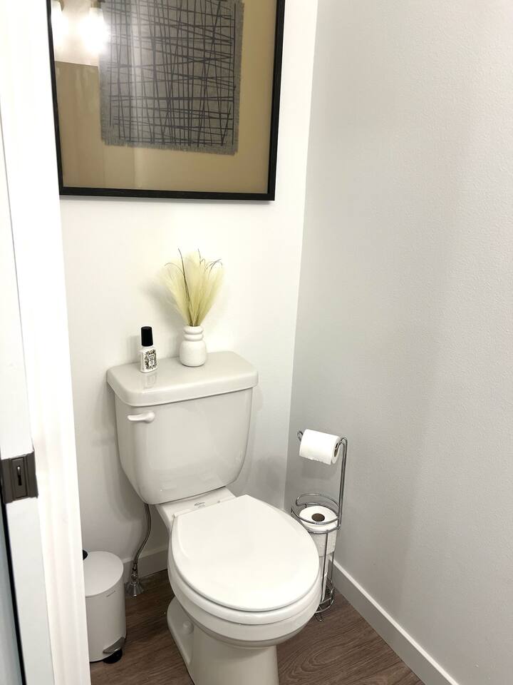 NEW Near UNI Spotless and Charming Giddyup Getaway