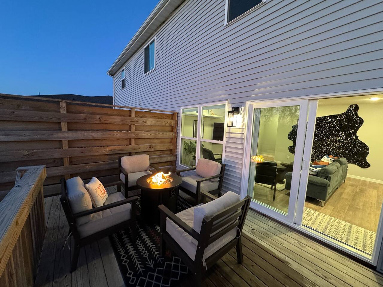 NEW Near UNI Spotless and Charming Giddyup Getaway