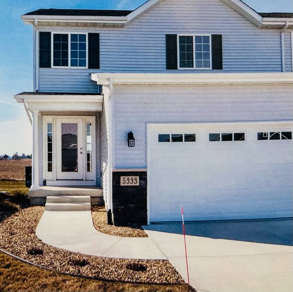 NEW Near UNI Spotless and Charming Giddyup Getaway