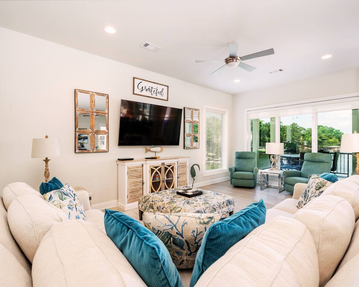 "Relax Lane" | Lakefront Views*Private Pool*Hot tub*Putting Green*Firepit*Boat Slip