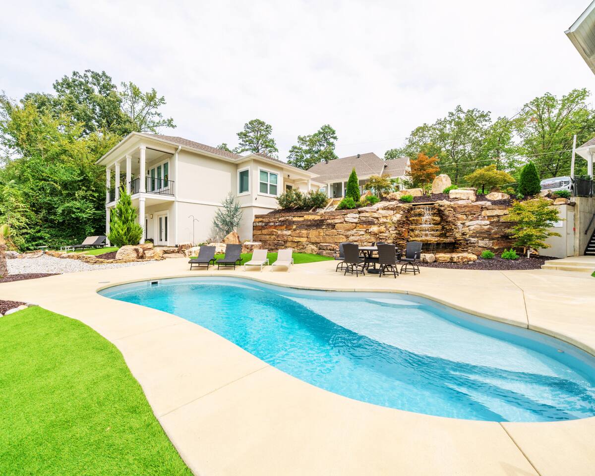 "Relax Lane" | Lakefront Views*Private Pool*Hot tub*Putting Green*Firepit*Boat Slip