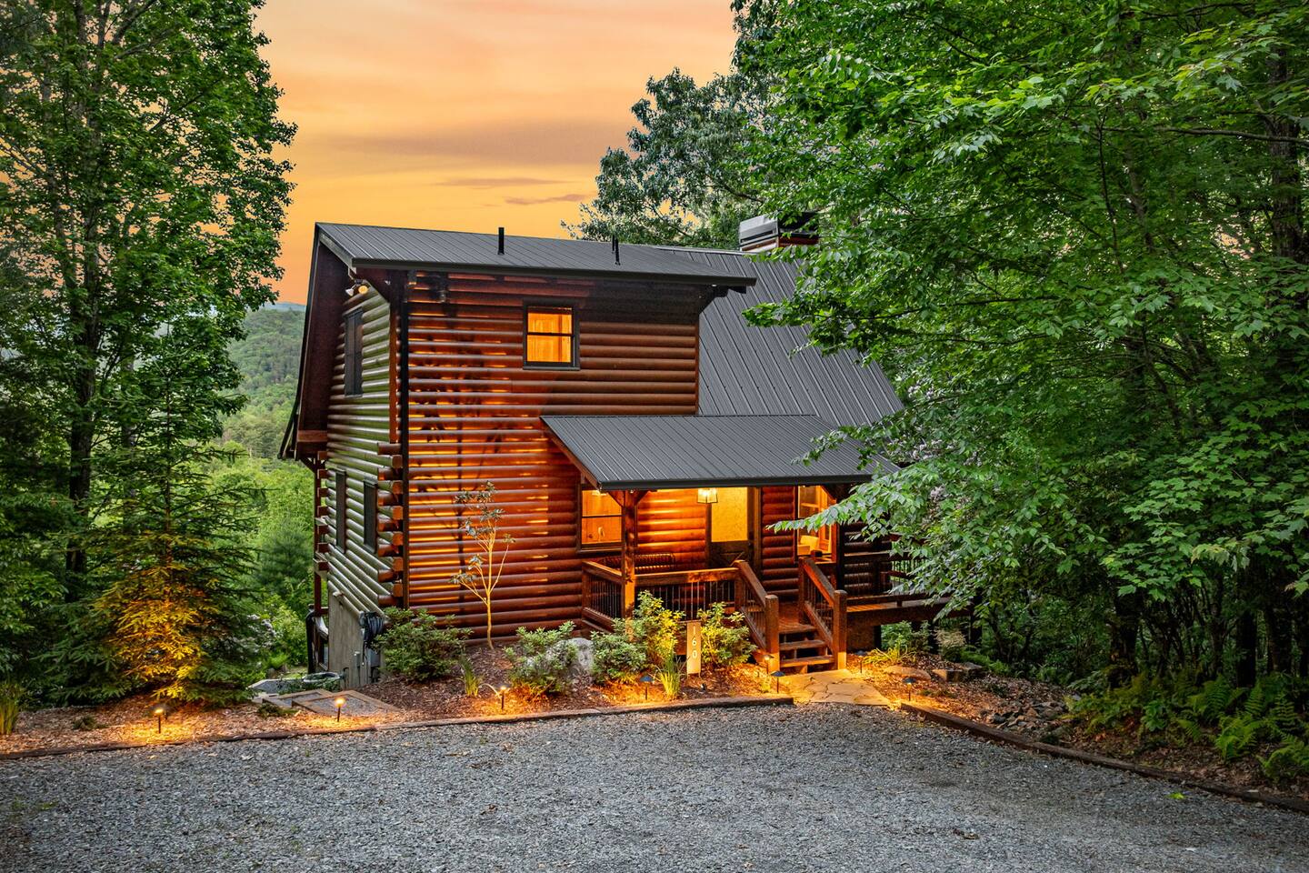 Juniper Chalet: Luxury Cabin with Views & Hot Tub