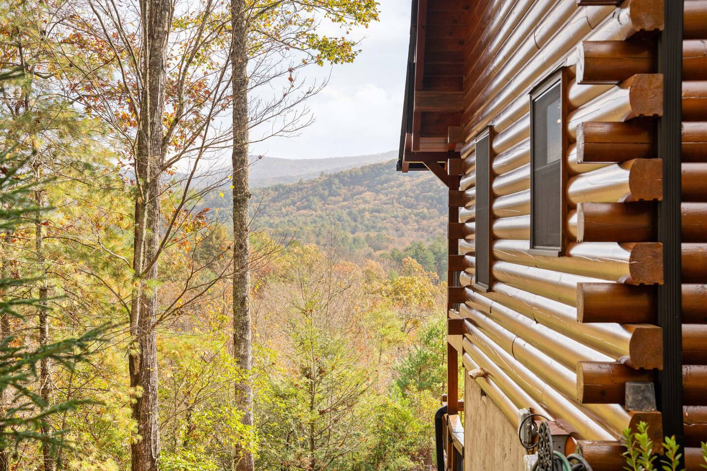 Juniper Chalet: Luxury Cabin with Views & Hot Tub