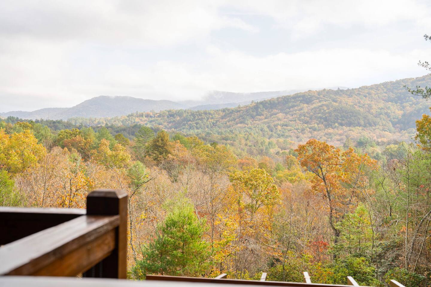 Juniper Chalet: Luxury Cabin with Views & Hot Tub
