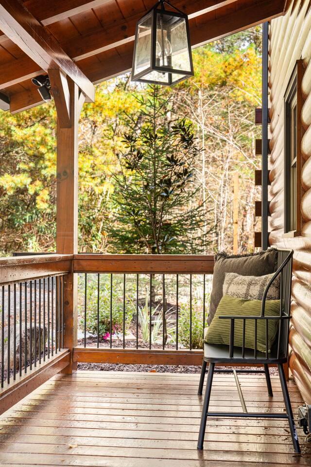 Juniper Chalet: Luxury Cabin with Views & Hot Tub