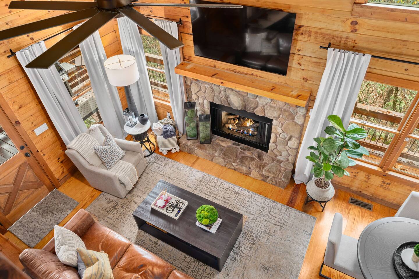 Juniper Chalet: Luxury Cabin with Views & Hot Tub