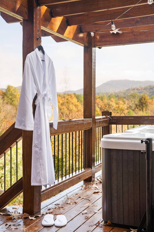 Juniper Chalet: Luxury Cabin with Views & Hot Tub