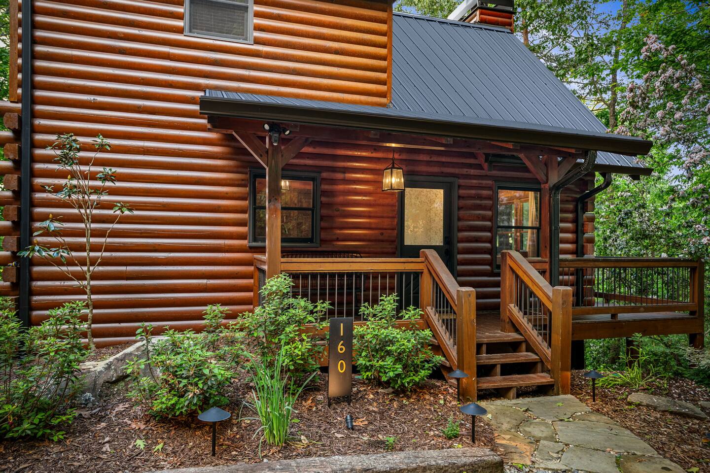 Juniper Chalet: Luxury Cabin with Views & Hot Tub