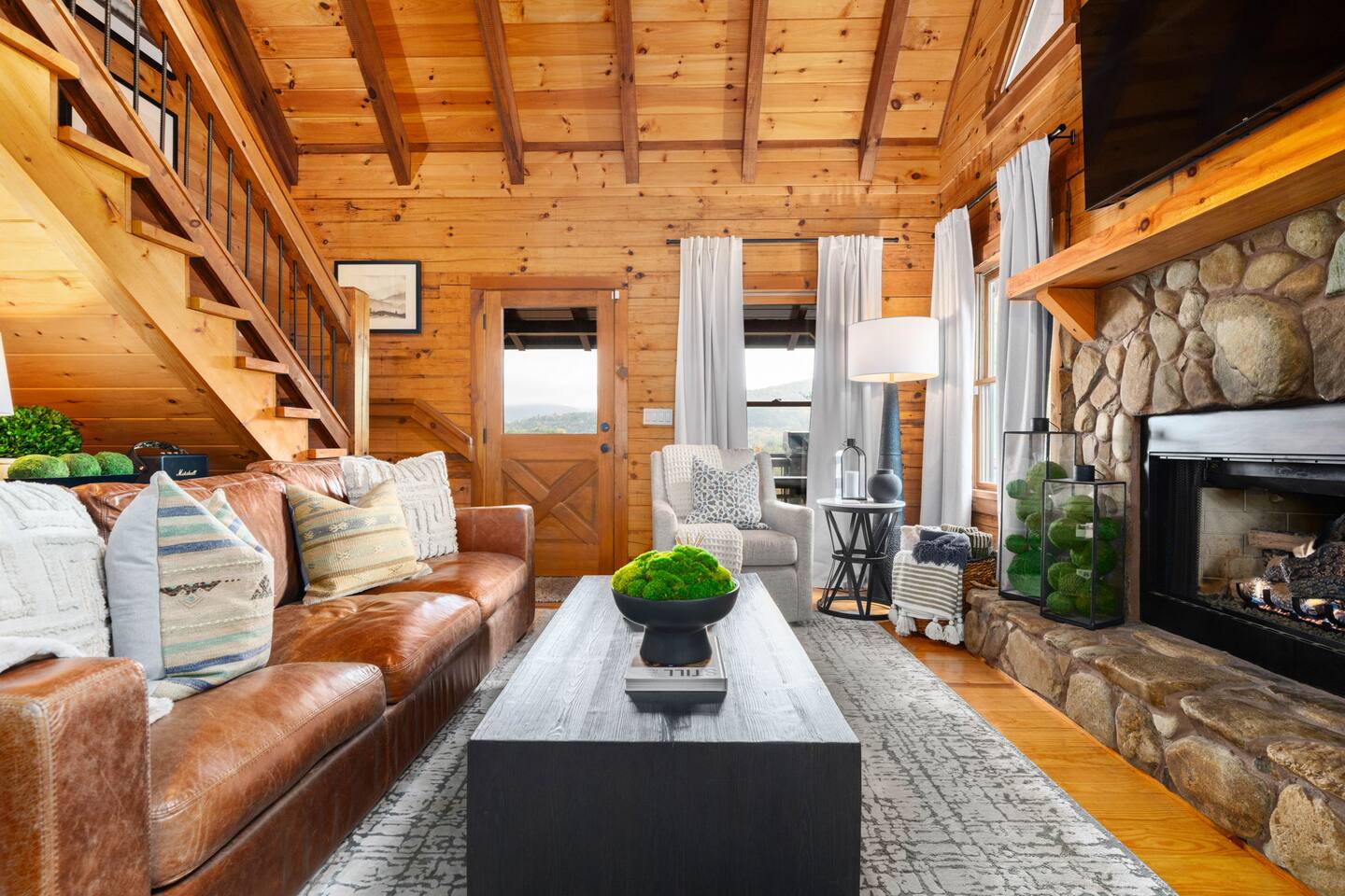 Juniper Chalet: Luxury Cabin with Views & Hot Tub
