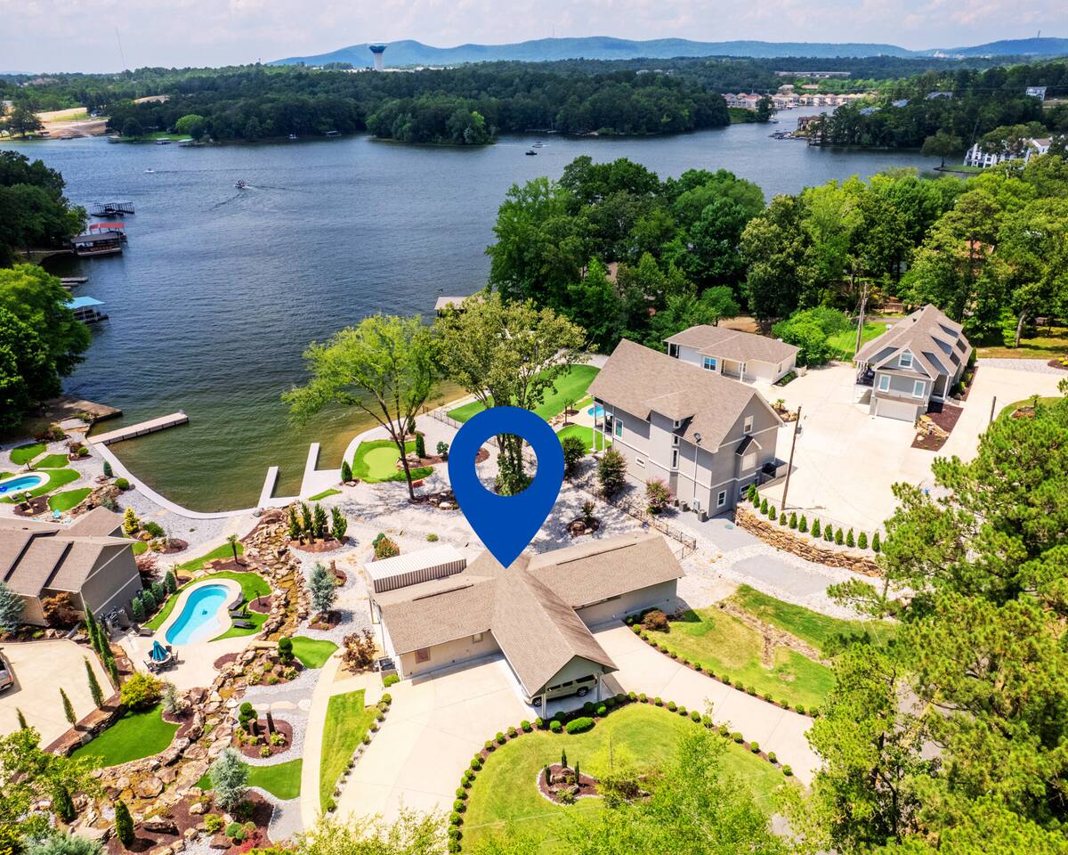 "Bayshore Breeze" | Stunning Lakefront Views*Hot Tub*Boat Slip*Putting Green*Arcade Games