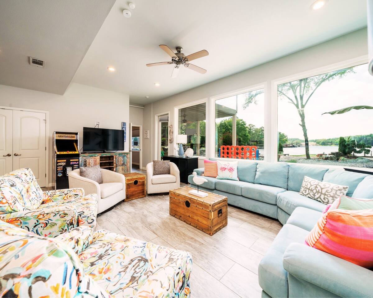 "Bayshore Breeze" | Stunning Lakefront Views*Hot Tub*Boat Slip*Putting Green*Arcade Games