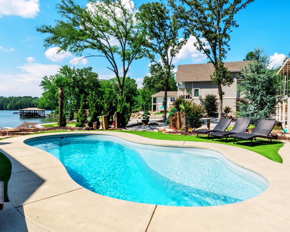 "Bayshore Breeze" | Stunning Lakefront Views*Hot Tub*Boat Slip*Putting Green*Arcade Games