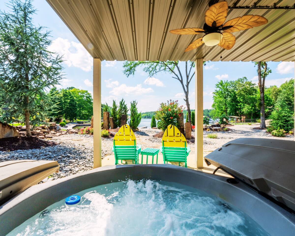 "Bayshore Breeze" | Stunning Lakefront Views*Hot Tub*Boat Slip*Putting Green*Arcade Games