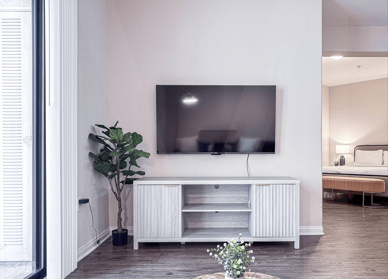Suite, Miracle Mile, 90036