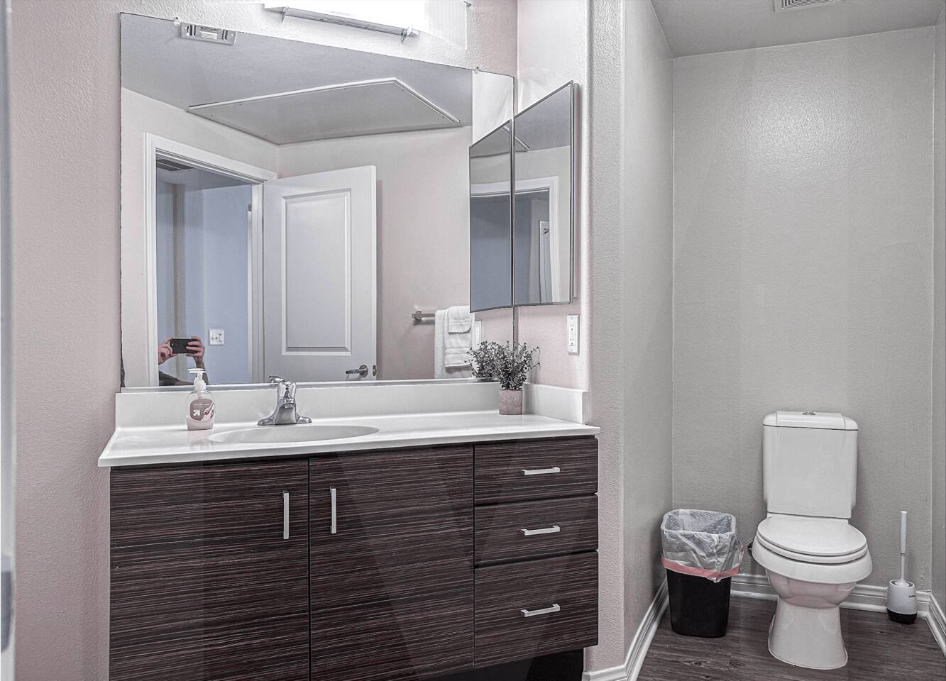 Suite, Miracle Mile, 90036
