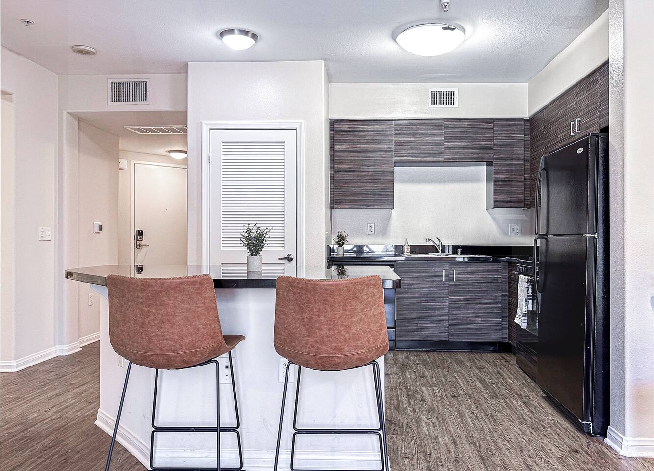 Suite, Miracle Mile, 90036