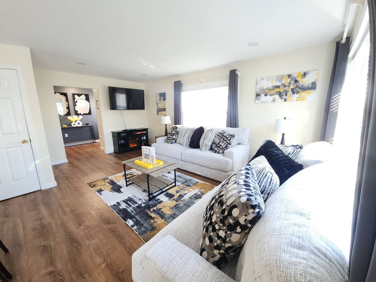 · The Rhode House- Comfortable and Close to All!