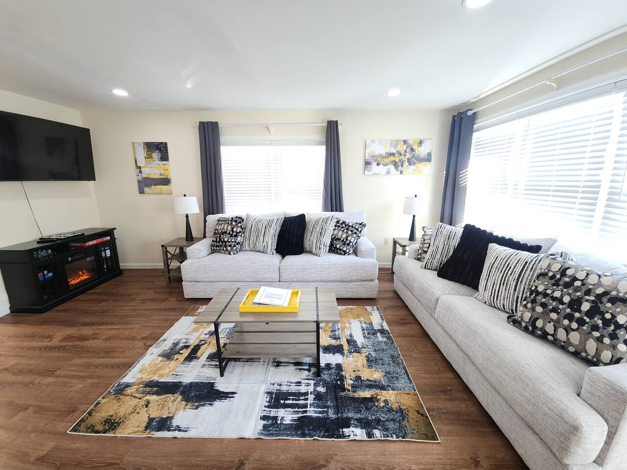 · The Rhode House- Comfortable and Close to All!
