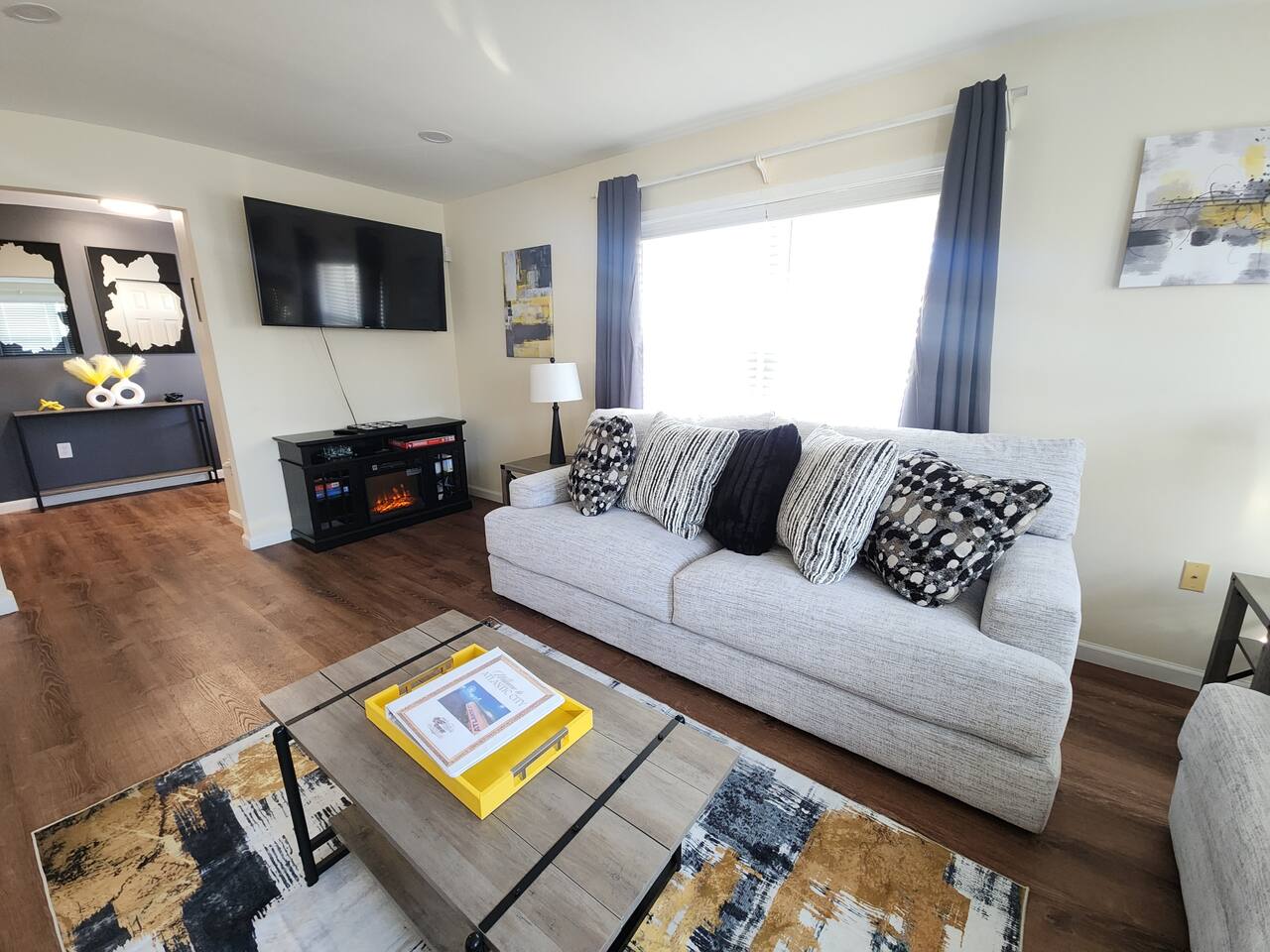 · The Rhode House- Comfortable and Close to All!