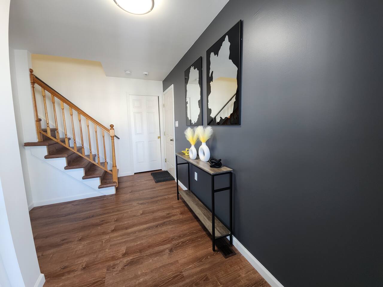 · The Rhode House- Comfortable and Close to All!