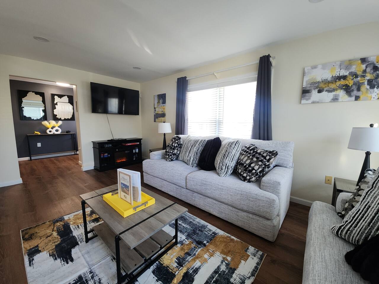 · The Rhode House- Comfortable and Close to All!