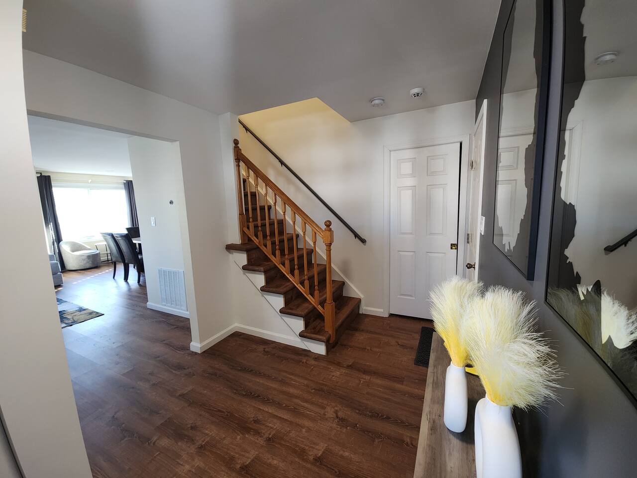 · The Rhode House- Comfortable and Close to All!
