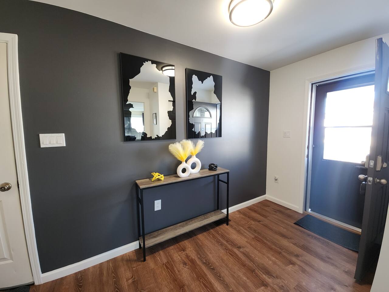 · The Rhode House- Comfortable and Close to All!
