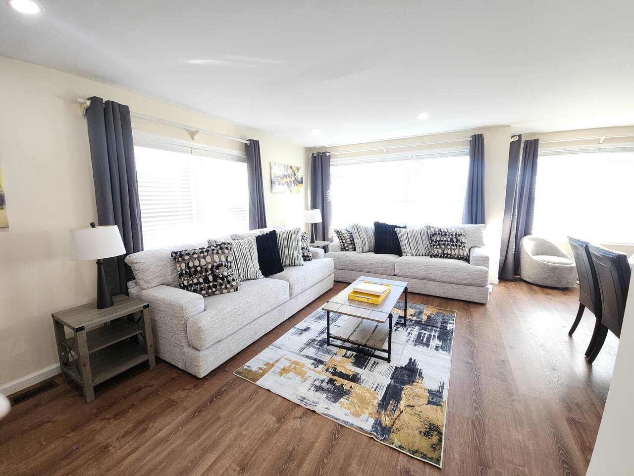 · The Rhode House- Comfortable and Close to All!