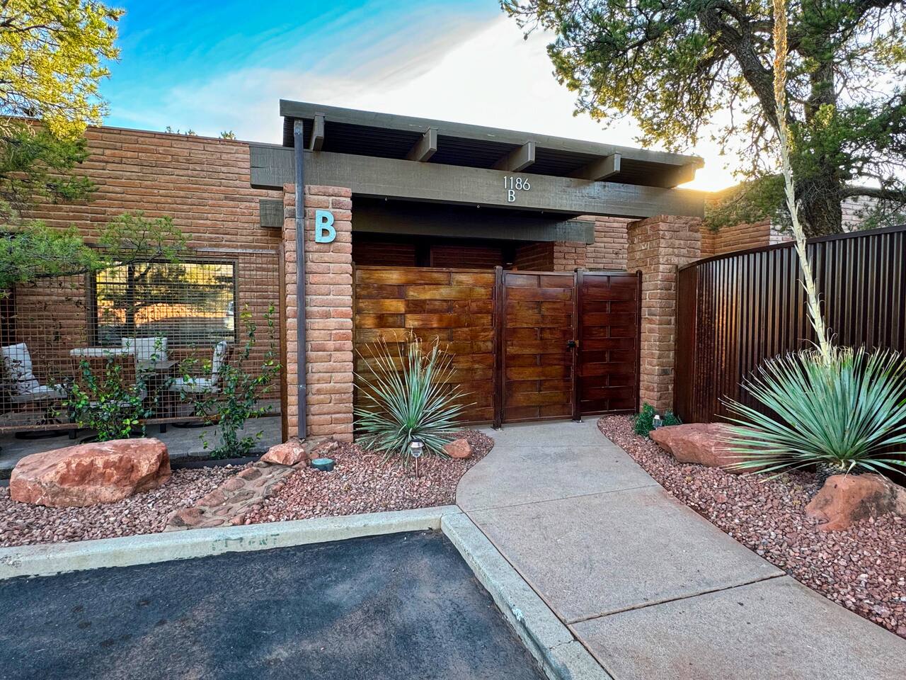 Sage Villa- 3 BR/Fenced yard, fire pit & hot tub!