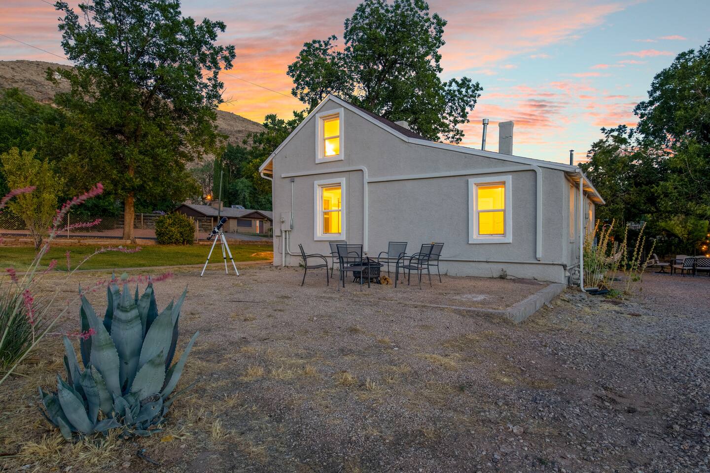 1924 Western Farmhouse near Zion, spa/pool, +pets