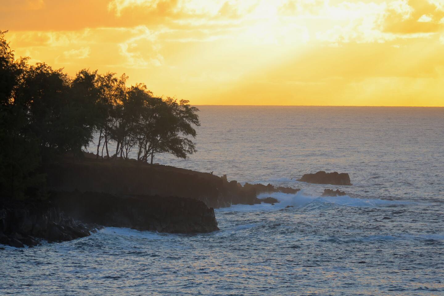 Oceanview Kehena Black Sand Beach House — spa/pool