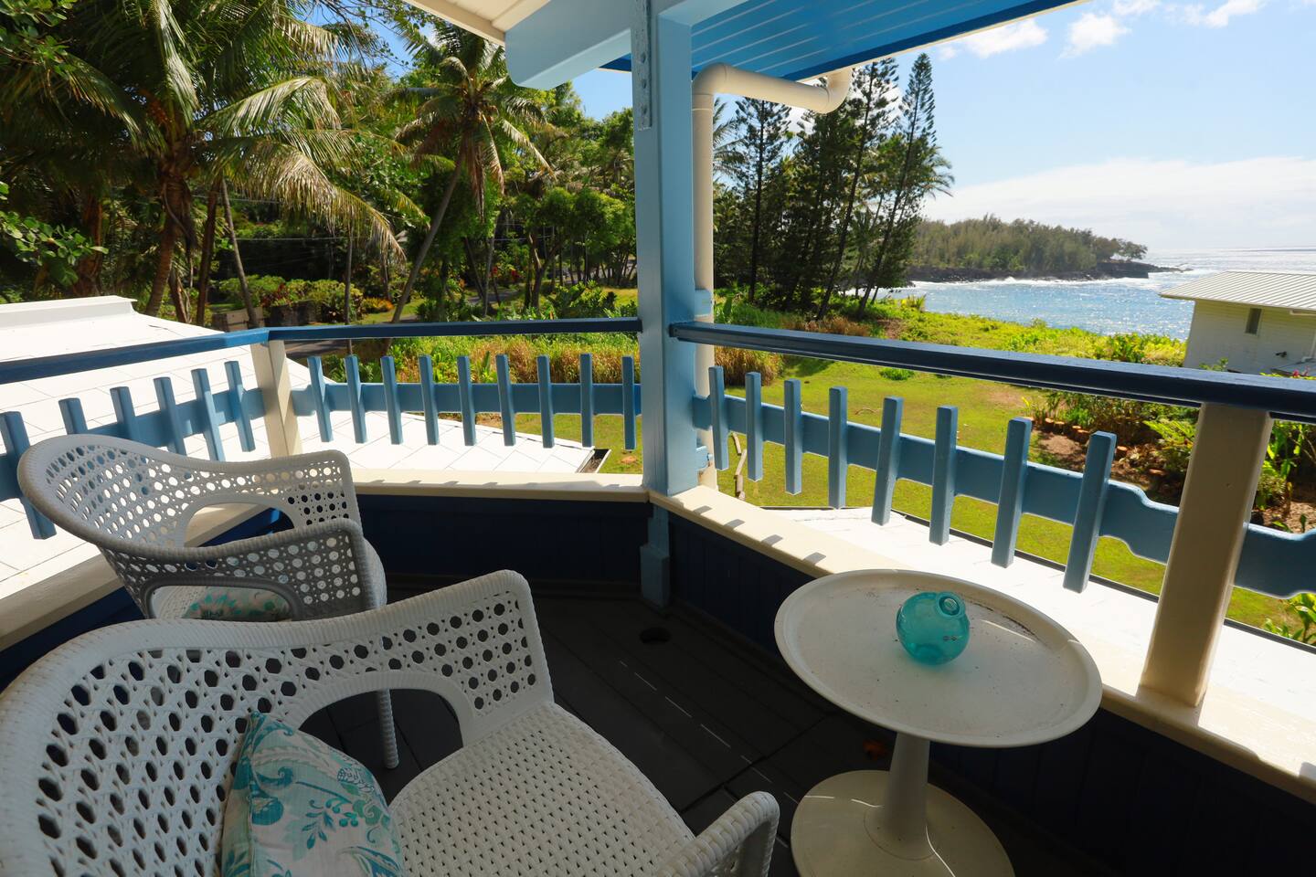 Oceanview Kehena Black Sand Beach House - spa/pool