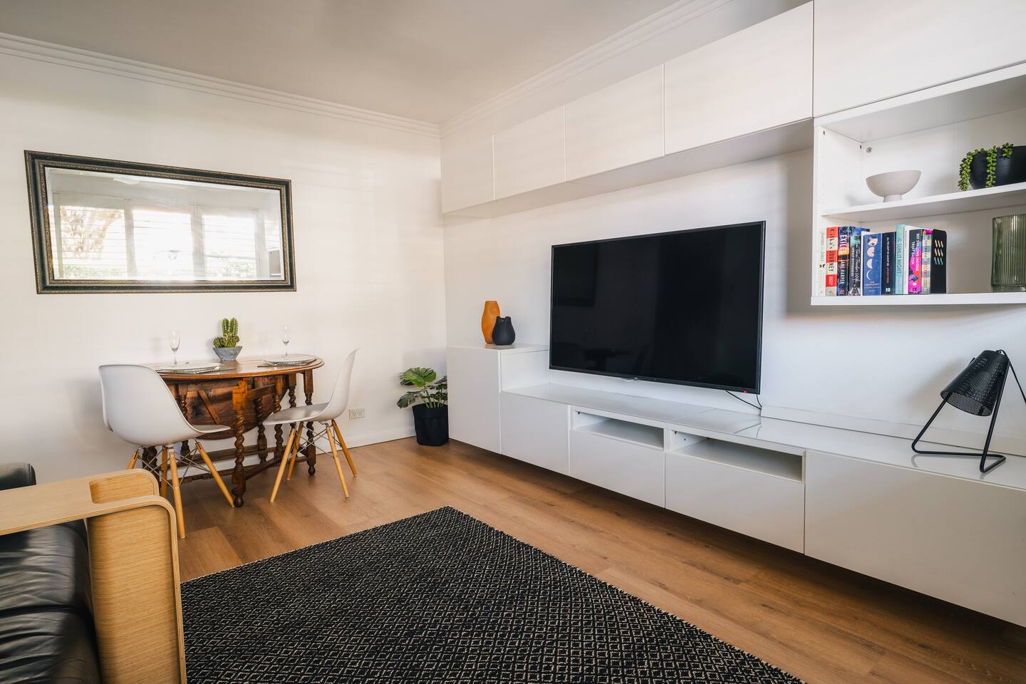 Quiet Little Manly 1 bed - 3min walk Harbour & Beaches w Level Access