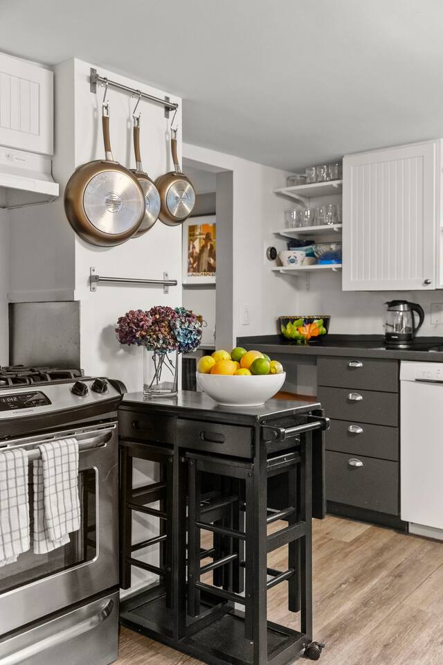 West End Ptown Condo | Patio, Grill & Parking