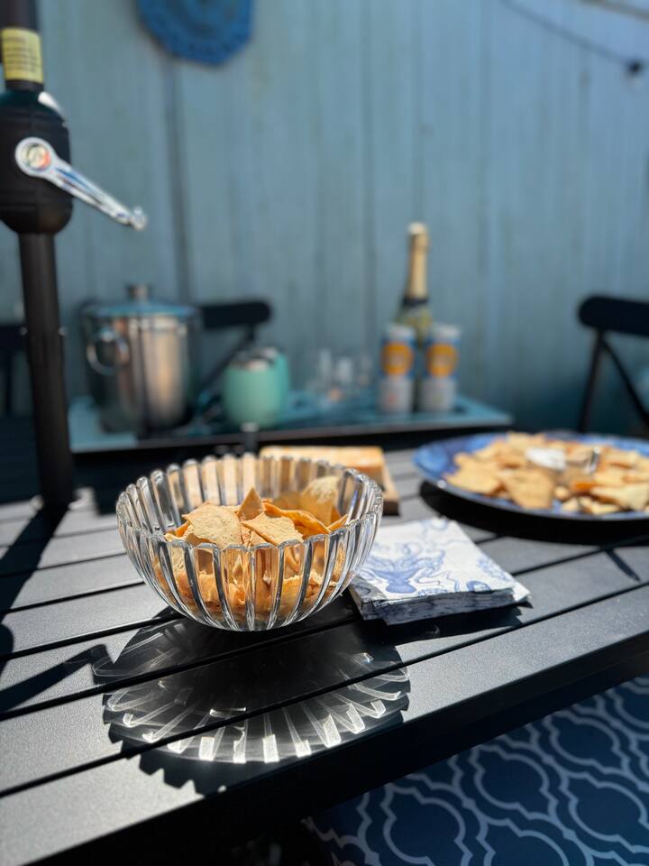 West End Ptown Condo | Patio, Grill & Parking