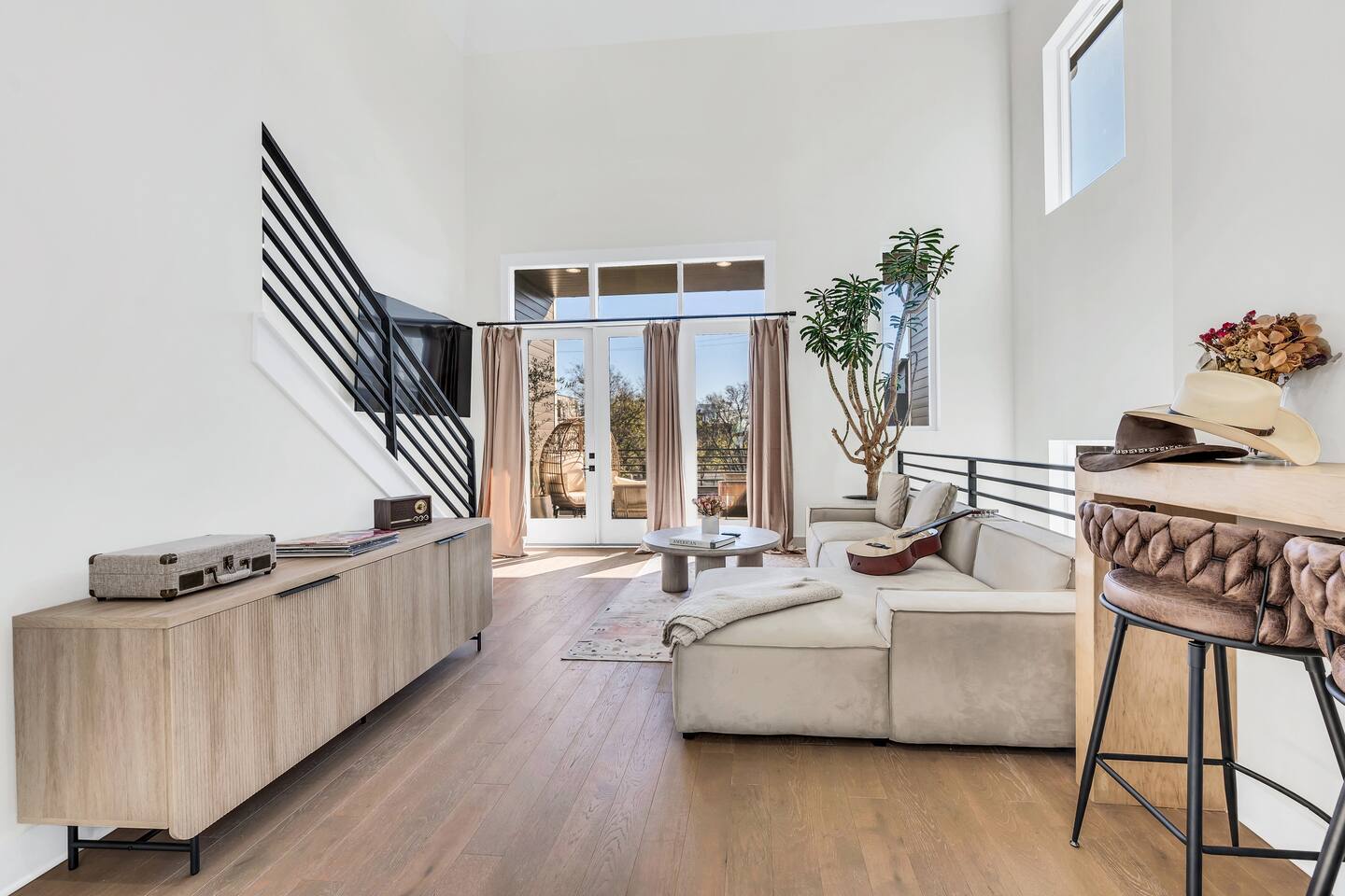 3/4 mile 2 Broadway | Rooftop City Views l 9 beds — Nashville — vacation rental