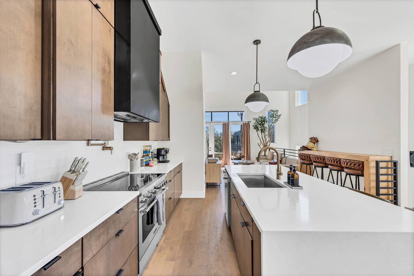 3/4 mile 2 Broadway | Rooftop City Views l 9 beds