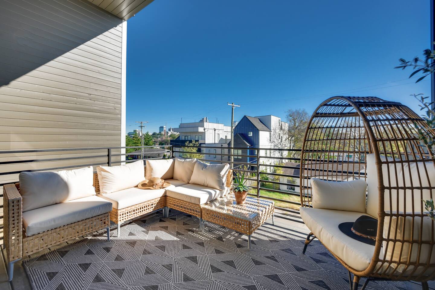 360° Rooftop Terrace, SkylineViews, Chefs Kitchen