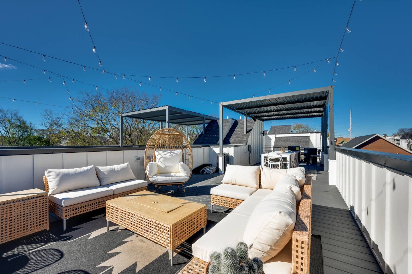 360° Rooftop Terrace, SkylineViews, Chefs Kitchen