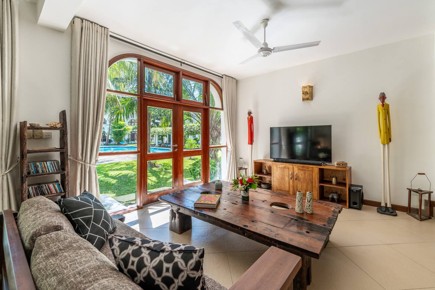 Diani Beach - luxury 1 bedroom apartment with pool & garden by El Mufasa
