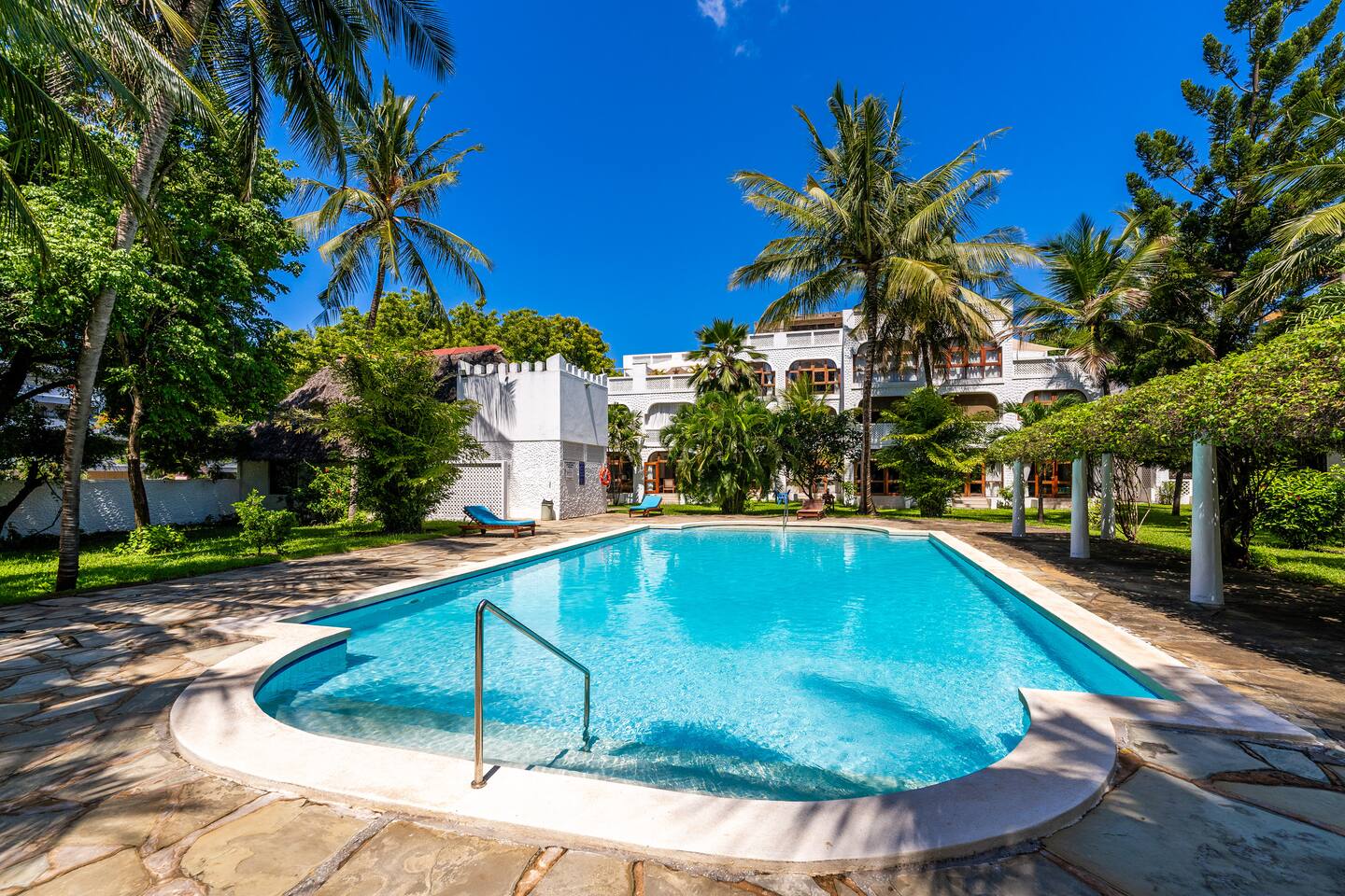 Diani Beach - luxury 1 bedroom apartment with pool & garden by El Mufasa