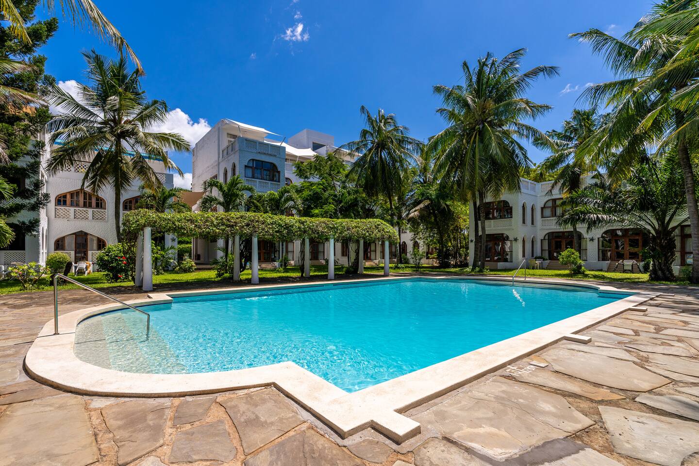 Diani Beach - luxury 1 bedroom apartment with pool & garden by El Mufasa