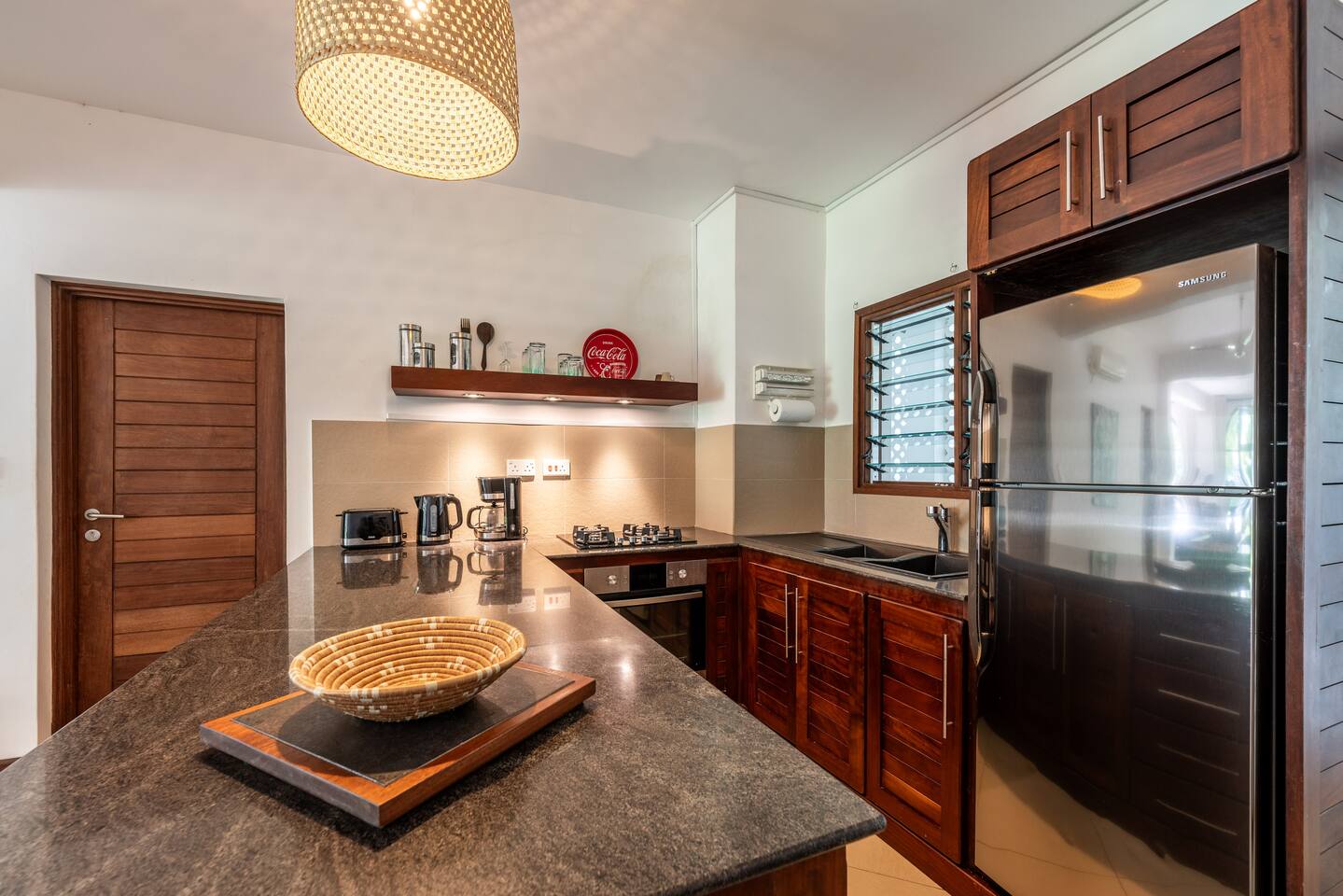 Diani Beach - luxury 1 bedroom apartment with pool & garden by El Mufasa
