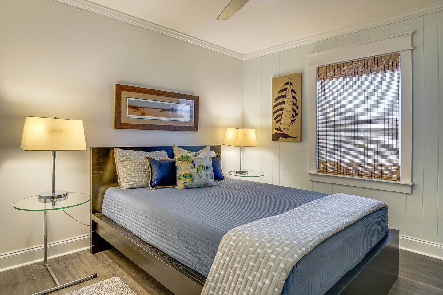 5 min Walk to Beach + Shops + Loop Access + Food